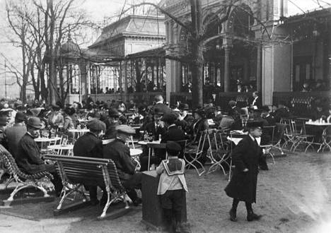 Ravintola-asiakkaita Kappelin ulkoterassilla vappuna 1. toukokuuta 1903.