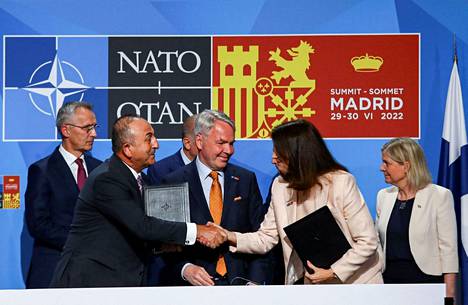 Turkin, Suomen ja Ruotsin ulkoministerit allekirjoittivat yhteisymmärrysasiakirjan Madridissa. Yhteisymmärrys asiakirjan sisällöstä kesti vain hetken. 