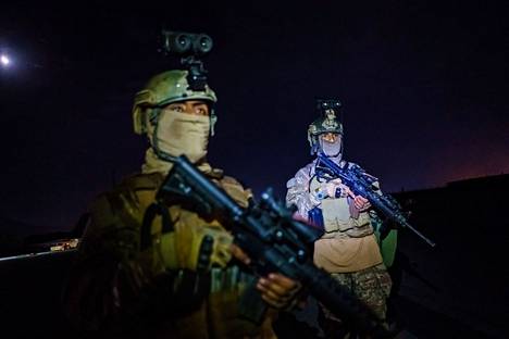 Talebanin joukot ottivat käyttöönsä Yhdysvaltojen sotilaiden jättämät univormut, aseet ja varusteet. Kaksi Talebanin sotilasta kuvattiin Kabulin lentokentällä 31. elokuuta. 