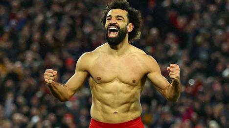 Mohamed Salah tuuletti tekemäänsä 6–0-maalia riisumalla pelipaitansa.