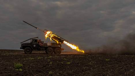 Ukrainalaissotilaat ampuivat BM-21 Grad -raketinheittimellä kohti venäläisten asemia Harkovan alueella keskiviikkona.