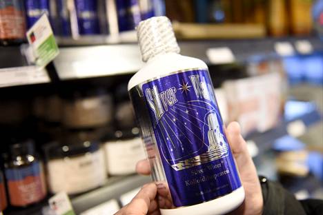 Silver Water -kolloidihopeavettä myynnissä Helsingissä marraskuussa. Jo muutaman ruokalusikallisen annos hopeavettä voi johtaa myrkytykseen.