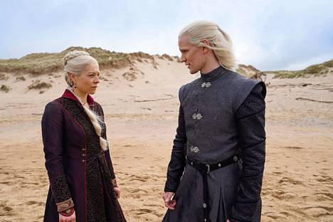 House of Dragon kertoo Targaryenin suvun vaiheista. Emma D’Arcy on prinsessa Rhaenyra Targaryen ja Matt Smith hänen setänsä, prinssi Daemon Targaryen.
