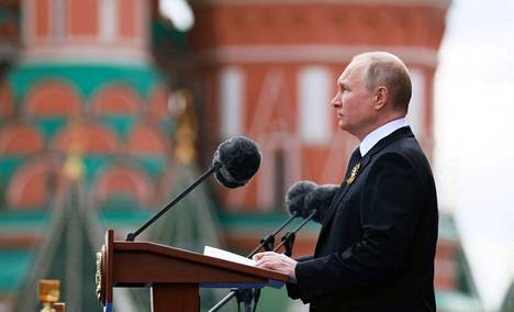 Venäjän presidentti Vladimir Putin pitämässä puhetta voitonpäivän paraatissa Moskovan Punaisella torilla.