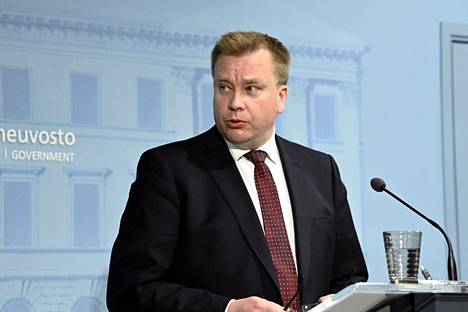 Puolustusministeri Antti Kaikkonen esitteli keskiviikkona hallituksen tuoretta ajankohtaisselontekoa.
