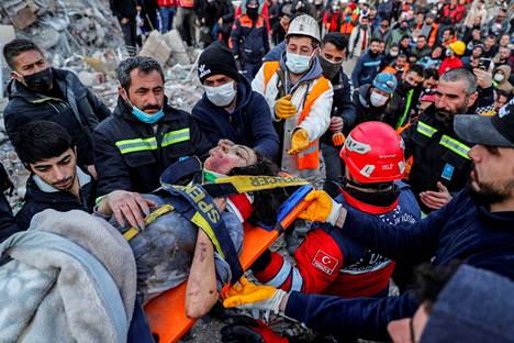 27-vuotias nainen saatiin pelastettua raunioista Turkin Hatayssa perjantaina.