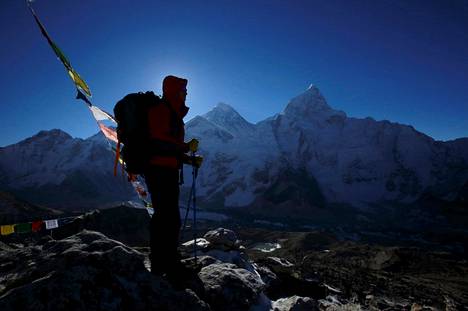 Vuorikiipelijä Mount Everestillä 8850 metrin korkeudessa vuonna 2014.
