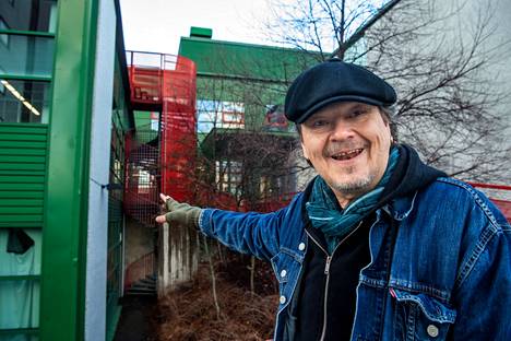 Juha Lehti näyttää Martinlaakson koululla huonetta, jossa hän teininä treenasi ensimmäisen bändinsä kanssa.