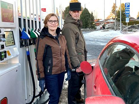 Tankkaamaan pysähtyneet Päivi Seppälä ja Kimmo Kiimalainen tarvitsevat molemmat autoa töidensä takia.