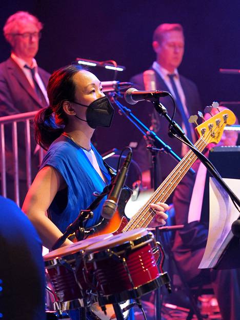 Linda May Han Oh soittaa sekä bassokitaraa että kontrabassoa.