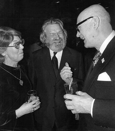 Presidentti Urho Kekkonen keskusteli hetken taiteilija Tapio Wirkkalan ja hänen vaimonsa, taiteilija Rut Brykin kanssa. Hän kiitteli Hollannissa näkemäänsä Wirkkalan näyttelyä ja pyysi taiteilijaa seurakseen Lapin matkalle.