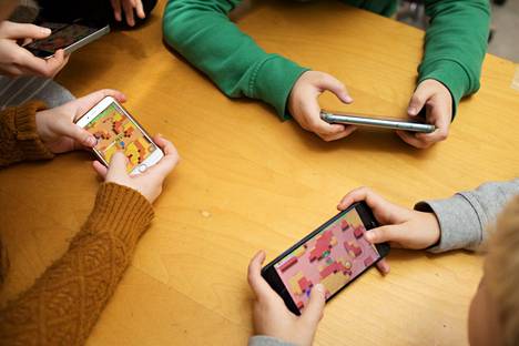Lapset käyttävät kännyköitä myös osana koulutyötä joissain kouluissa.