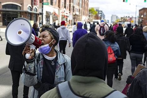 Mustiin kohdistuvan poliisiväkivallan vastustajat marssivat Ohiossa tiistaina ampumavälikohtauksen jälkeen.