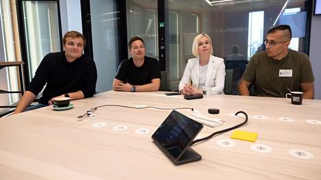 Suomen Startup-yhteisön perustajat Miki Kuusi (vas.)  ja Ilkka Paananen, yhteisön toimitusjohtaja Riikka Pakarinen ja pääekonomisti Youssef Zad esittelivät perjantaina Supercellin tiloissa Startup-yhteisön ensimmäisen vuoden kasvulukuja.