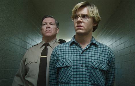 Evan Peters (oik.) näyttelee sarjamurhaaja Jeffrey Dahmeria.