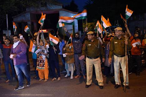 Ihmiset juhlistivat neljän miehen hirttäjäisten toteutumista Tiharin vankilan edessä Delhissä perjantaina.