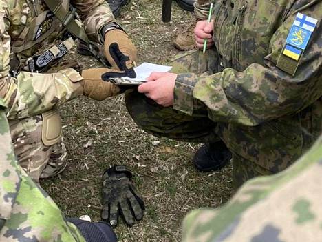  Suomalaiset antamassa sotilaskoulutusta Tšernihivin alueella Ukrainassa. 