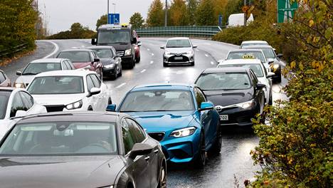 Aalto-yliopiston laajan aineiston perusteella hyvätuloiset suomalaiset ajavat eniten yksityisautoilla ja aiheuttavat myös keskimäärin eniten päästöjä.