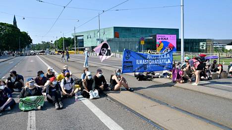 Mielenosoitukset | Elokapinan mielenosoitus Säätytalolla on päättynyt, mielen­osoittajat ovat palanneet Senaatin­torille