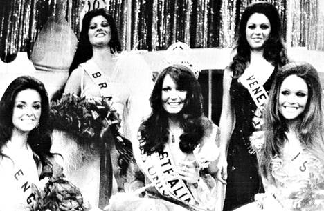 Maailmankaikkeuden kauneimmat tytöt vuonna 1972: (vas.) Miss Englanti Jenny McAdam, Miss Brasilia Rejane Viera Costa, itse voittaja Australian Kerry Ann Wells, Miss Venezuela Maria Campoli ja Miss Israel Ilana Goren.