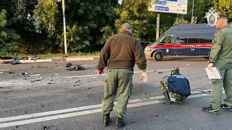 Viranomaiset tutkivat toimittaja Daria Duginan surmanneen autopommi-iskun jälkiä Bolšie Vjazemyn kylässä Moskovan alueella 21. elokuuta.