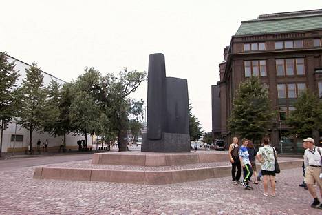 Kuvanveistäjä Harry Kivijärven toteuttama muistomerkki presidentti Juho Kusti Paasikivelle pystytettiin Helsingin Kamppiin vuonna 1980.
