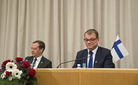 Pääministerit Juha Sipilä ja Dmitri Medvedev tiedotustilaisuudessa Oulussa perjantaina.