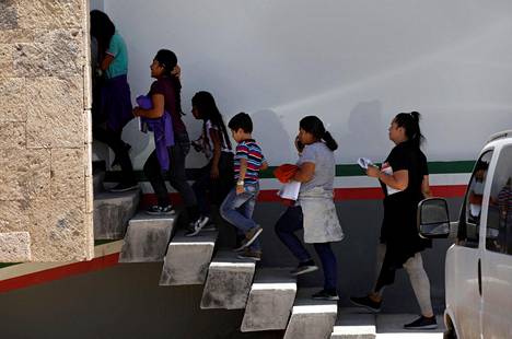 Yhdysvalloista palautettuja siirtolaisia saapui Meksikon siirtolaisviranomaisten huomaan Ciudad Juárezissa maanantaina.
