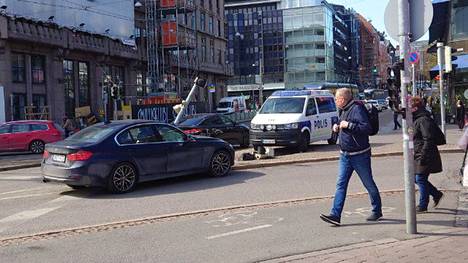 Henkilöauton kuljettaja törmäsi liikennevalotolppaan Kaivokadulla Helsingin keskustassa.