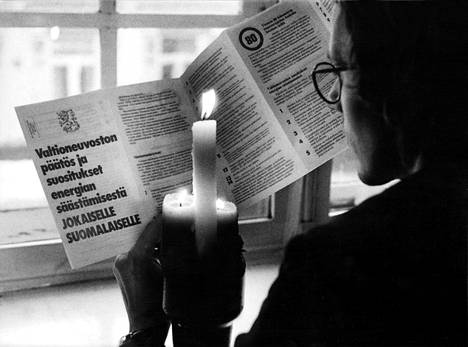 Mies luki valtioneuvoston energiansäästöohjeita 8. tammikuuta 1974.