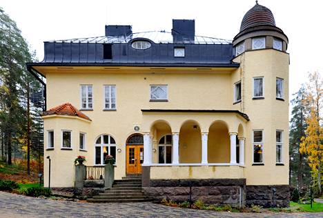 Ruokolahden Rantalinna oli 1900-luvun alussa venäläisprinssin kotina ja palasi venäläisomistukseen 2008. Linnassa paljon aikaa viettävä Ramis Deberdejev aikoo investoida miljoonia uuteen hotelliin.