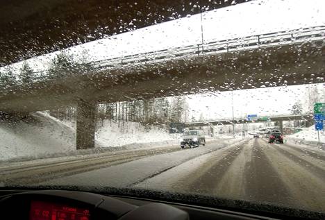 Sade jähmettyi jääpisaroiksi Vantaalla liikkuneen auton tuulilasiin viime vuonna.