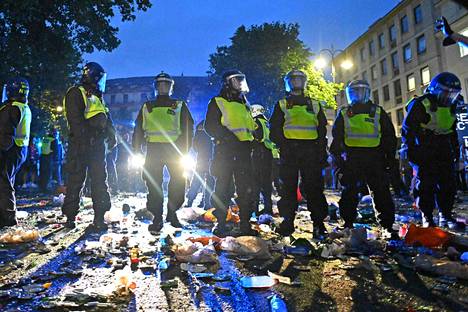 Poliisit kävelivät roskatulla Trafalgar Squarella Lontoossa Italian ja Englannin EM-finaalin jälkeen.