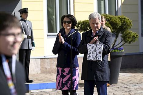 Tasavallan presidentti Sauli Niinistö ja rouva Jenni Haukio ottivat vastaan perinteiset vapputervehdykset Presidentinlinnan pihalla maanantaina.