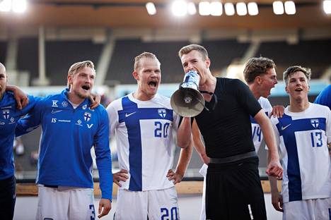 Richard Jensen (vas.), Joel Pohjanpalo, Lukas Hradecky, Onni Valakari sekä Lucas Lingman kiittivät Pohjoiskaarretta ottelun jälkeen. Kuvan pelaajista Jensen ja Lingman olivat mukana syöttöketjussa, joka johti Pohjanpalon tekemään 1–0-maaliin.
