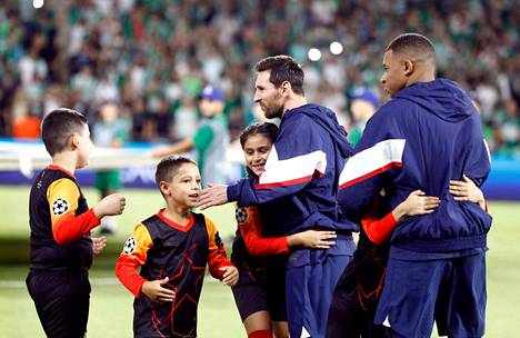 Pelaajien kanssa kentälle tulleet nuoret saattajat halasivat PSG:n Lionel Messiä ja Kylian Kylian Mbappéa (oik.) ennen ottelua.