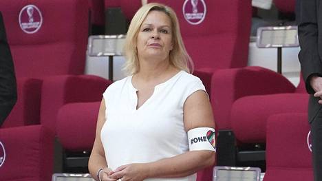 Saksan sisäministerillä Nancy Fraeserilla oli kielletty hihanauha, kun hän oli Qatarin MM-kisoissa katsomassa Saksan ottelua.