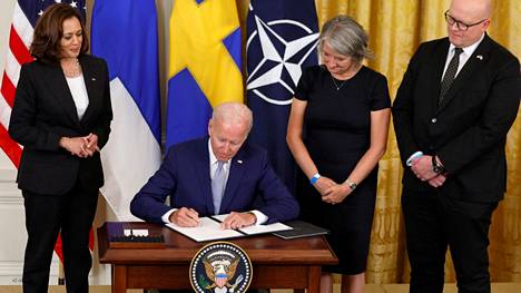 Presidentti Joe Biden viimeisteli allekirjoituksellaan Suomen ja Ruotsin Nato-jäsenyyksien ratifioinnin Yhdysvalloissa. Tapahtumaa todistamassa varapresidentti Kamala Harris (vas.), Ruotsin suurlähettiläs Karin Olofsdotter ja Suomen suurlähettiläs Mikko Hautala. 
