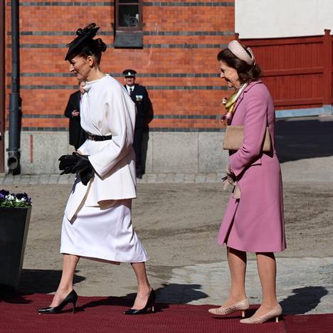 Presidentti Alexander Stubb ja hänen puolisonsa Suzanne Innes-Stubb aloittivat ensimmäisen Tukholman-valtiovierailunsa. Kuningas Kaarle XVI ja kuningatar Silvia isännöivät vierailua.