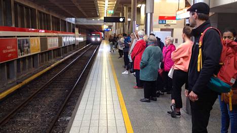 Ovivika ilmeni metrojunassa Herttoniemen metroasemalla kello neljän aikaan. Metrojuna oli matkalla kohti itää. Kuva Herttoniemestä vuodelta 2017.