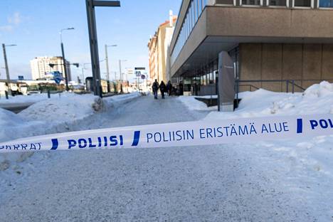 Tampereella poliisi eristi poliisitalon nauhoin.