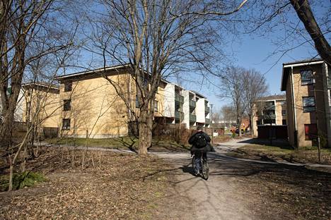 Helsinki etsii monistettavaa ratkaisua lähiöiden täydennysrakentamiseen. Karviaistie 12:n vuokrataloista järjestettiin arkkitehtuurikutsukilpailu, jonka voitti ehdotus nimeltä Metsä puilta.