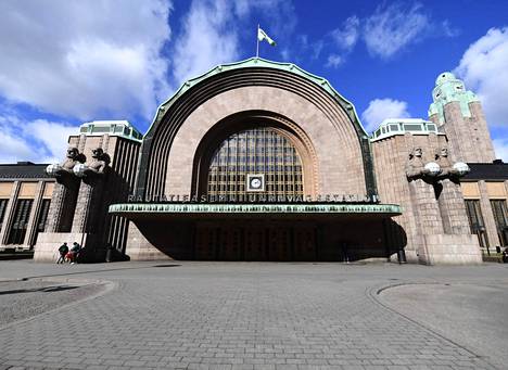 Helsingin päärautatieaseman pääovien edessä oli autiota keskiviikkona 1. huhtikuuta 2020. Nytkin tavoite on, etteivät ihmiset liiku kohtaamaan toisiaan.