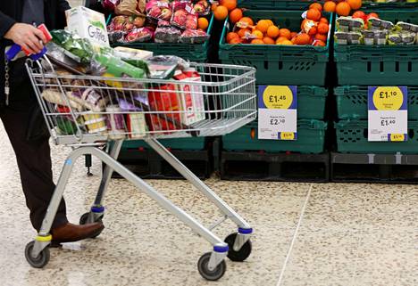 Britannian kuluttajahinnat nousevat juuri nyt nopeasti. Kuva lontoolaisesta Tesco Extra Supermarketista.