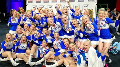 Lajiliiton johtaja hehkuttaa Suomen cheerleadingin maailman­mestaruutta –”Täysin historiallista, että joku muu kuin Yhdys­vallat voittaa”