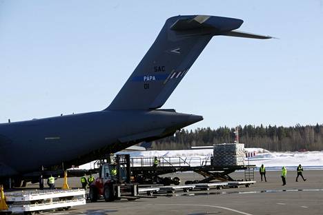 Suomen lähettämää puolustustarvikeapua Ukrainaan lastattiin kuljetuskoneeseen Pirkkalan lentoasemalla viime vuoden maaliskuussa.