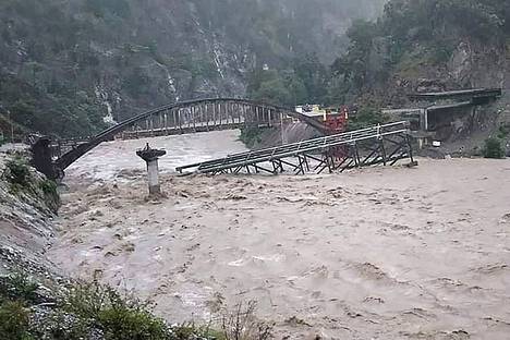 Rakenteilla ollut silta romahti Uttarakhandissa Pohjois-Intiassa keskiviikkona.