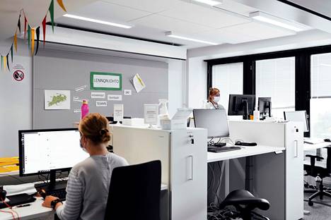 Koronajäljittäjät kuvattuna työssään Kallion virastotalossa lokakuussa 2020.