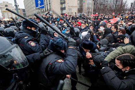 Poliisi ja mielenosoittajat ottivat yhteen Aleksei Navalnyita tukevassa mielenilmauksessa.