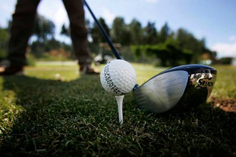Täysimittainen 18-reikäinen golfkenttä tarvitsee useiden kymmenien hehtaarien maa-alueen.